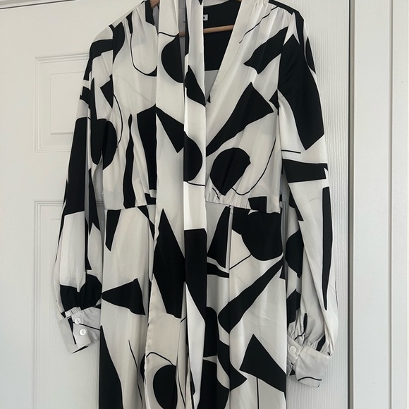 Fashion Nova Black and White Abstract Maxi Dress - Picture 2 of 6